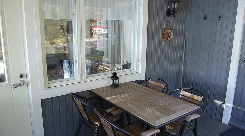 Mökin terassi, jossa terassikalusteita