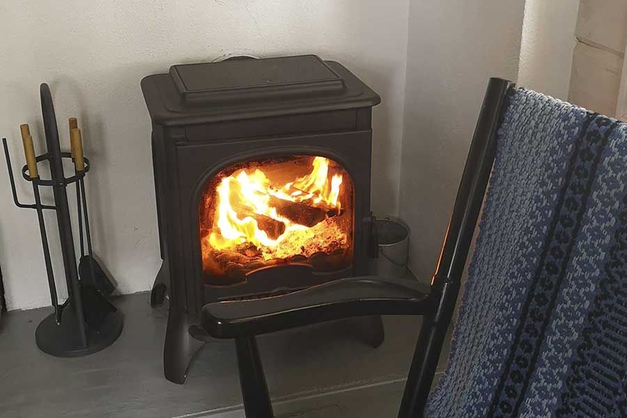 Takka Pellingin mökissä.