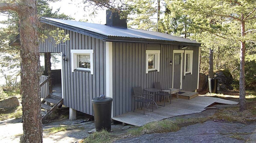 Vävarsin vuokramökki Pellingissä, kuvassa näkyy takapihan terassi.