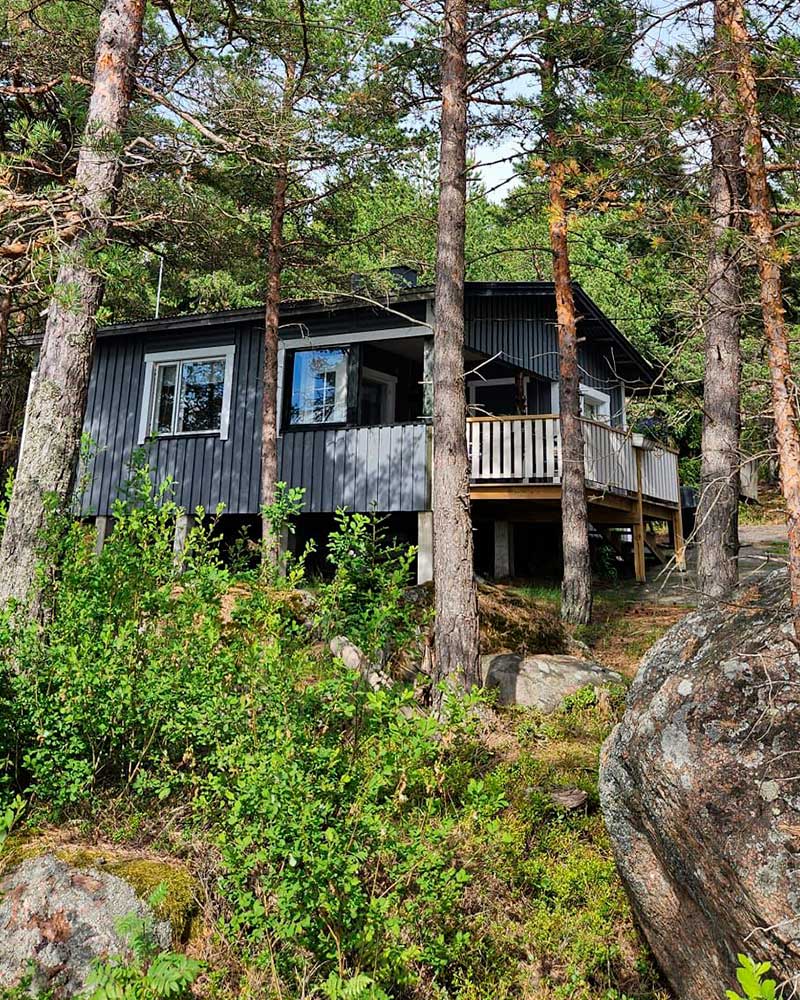 Eidisviken vuokramökki rinteessä.